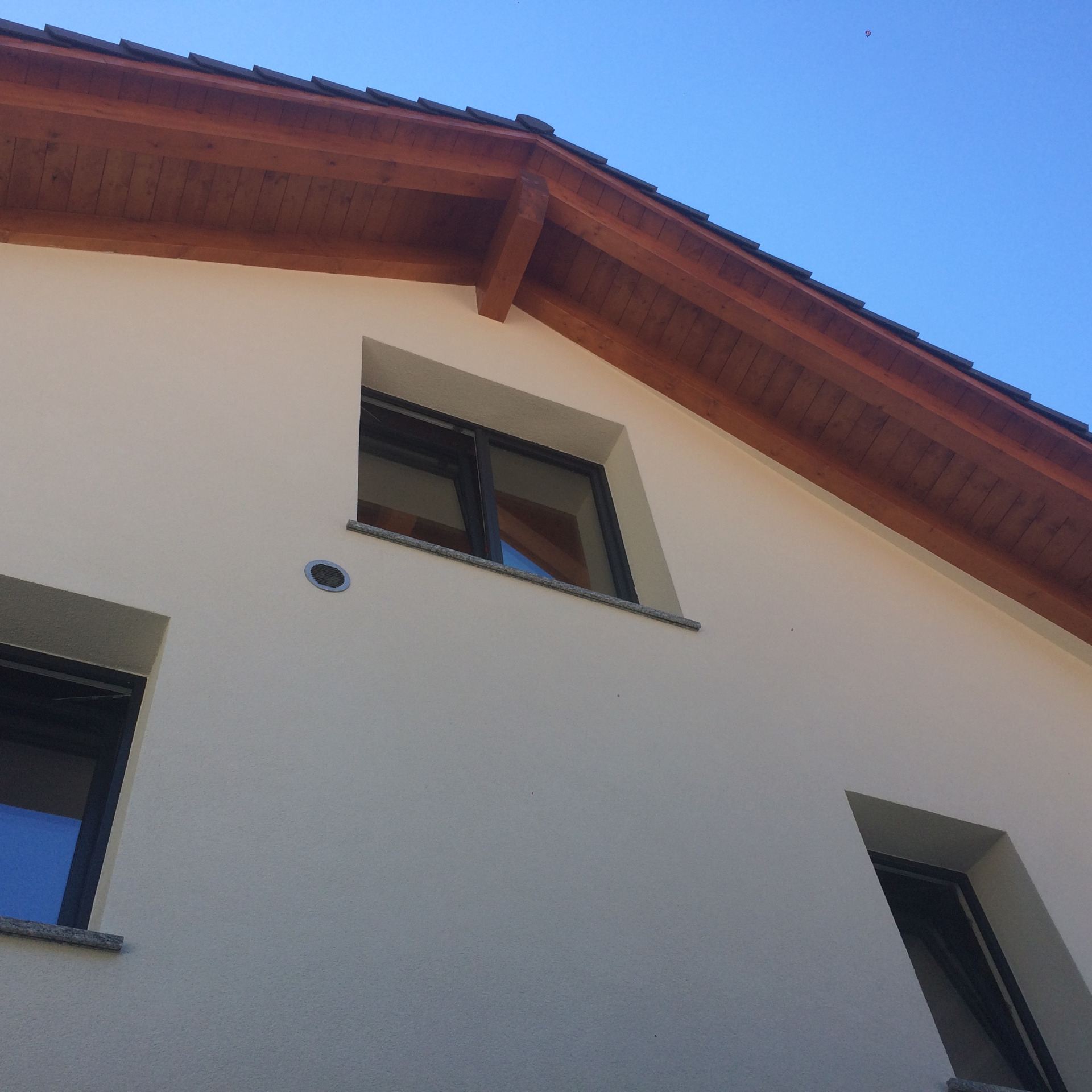 Casa con tetto classico e finestre - CCST Sud SA